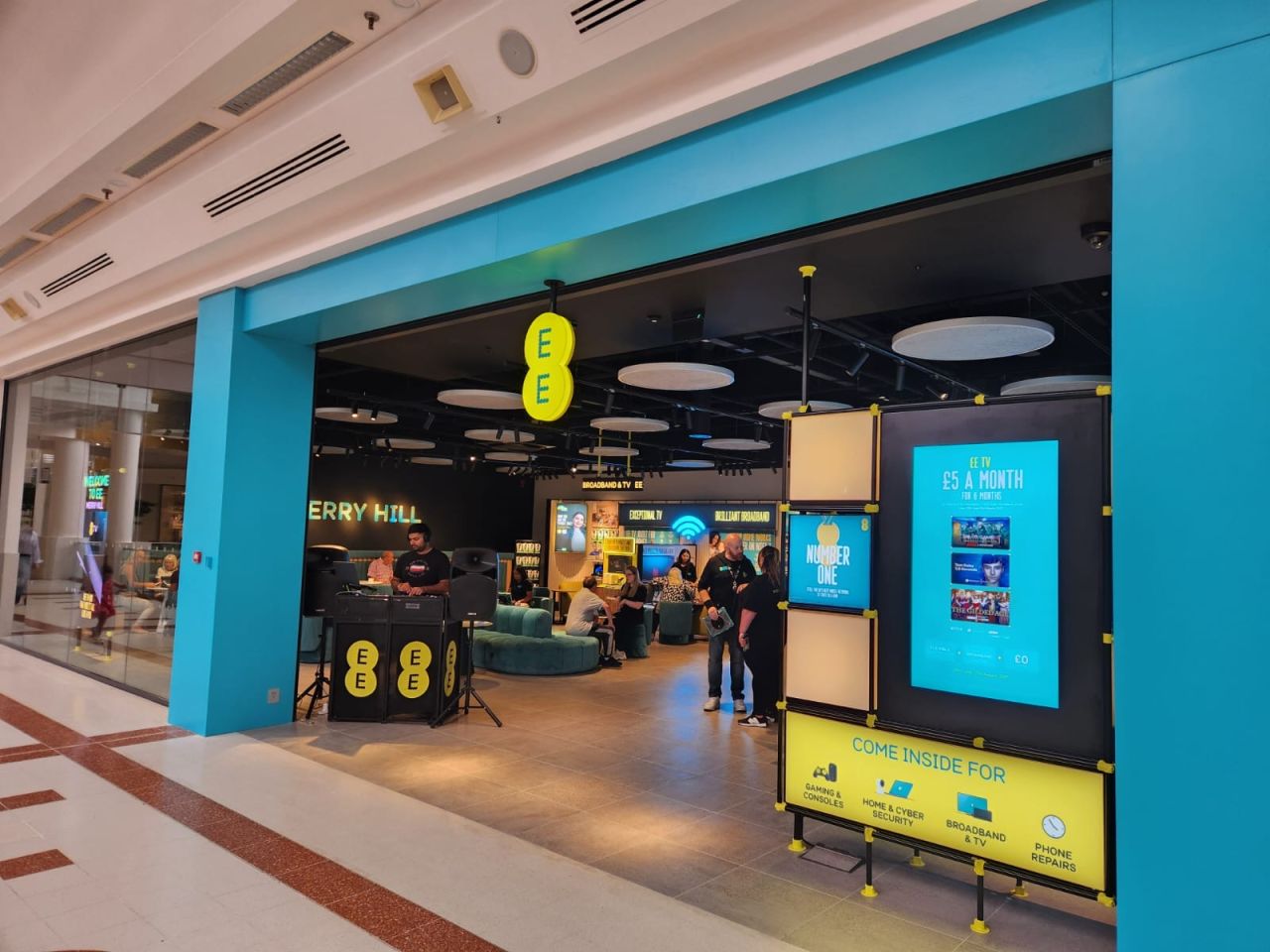 Merry Hill EE Experience Store