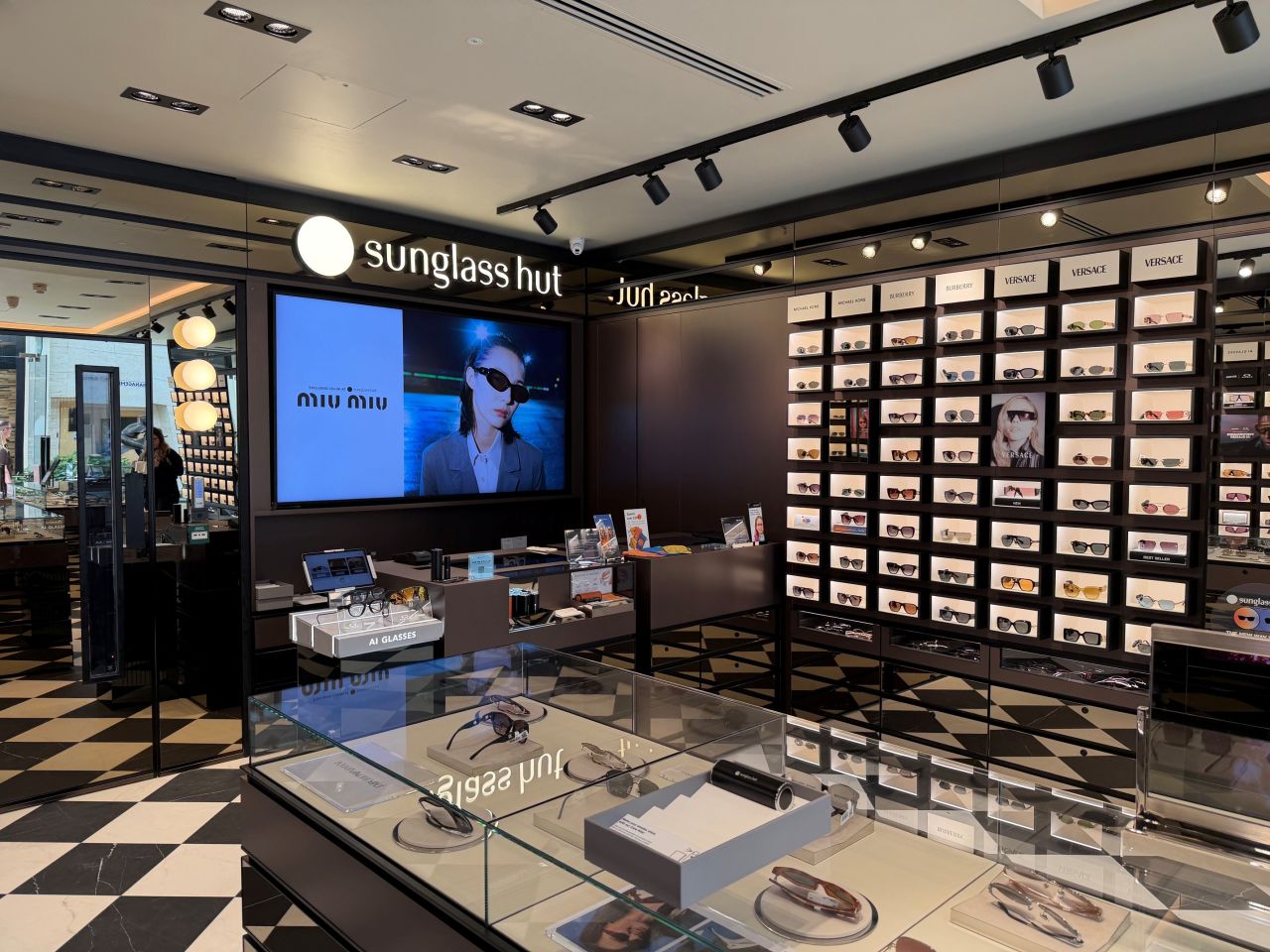 Sunglass Hut Cmk Photo